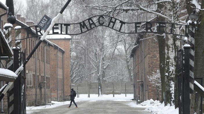 Polnische Erinnerungskultur: Wenn deutsche Vernichtungslager wie Auschwitz als "polnische Lager" bezeichnet werden, ist das irreführend. Trotzdem sei ein Sprachverbot unangebracht, sagt die Holocaust-Forscherin.