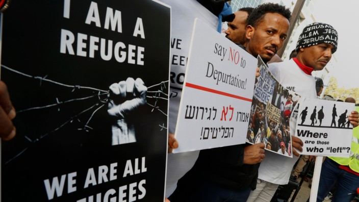 Umstrittene Asylpolitik: Afrikanische Flüchtlinge protestieren in der Nähe von Tel Aviv gegen die geplanten Abschiebungen.