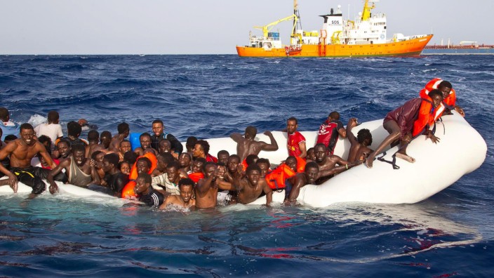Flüchtlingsboot im Mittelmeer