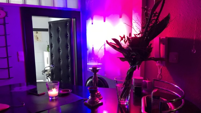 Prostitution im Grenzgebiet: Der lila-schwarze Tresen in einem Sado-Maso-Studio in Hof. Hier wird die Prostituierte über Fantasie verhandeln, sie bestimmt den Preis.