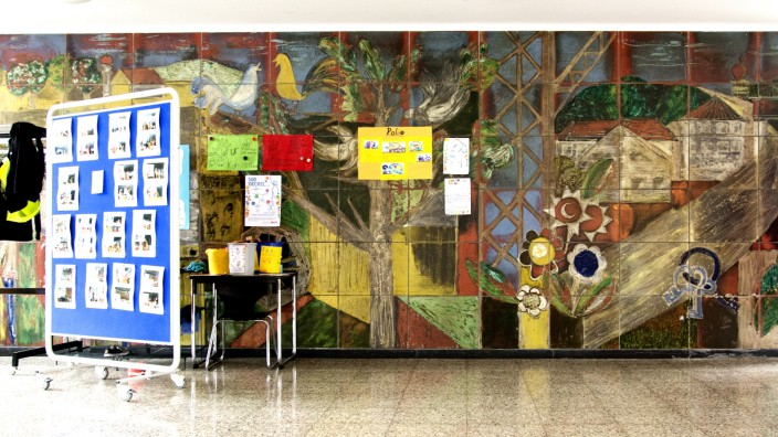 Eichenau: Josef-Dering-Schule / Umstrittenes Wandbild