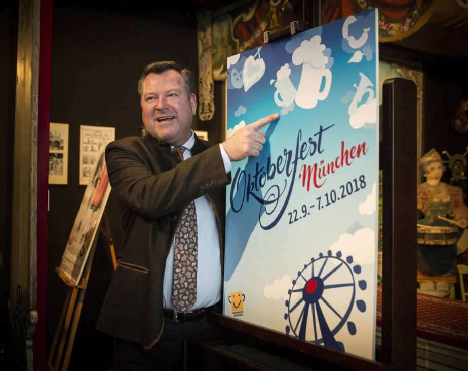 München: Präsentation Oktoberfest-Plakat 2018 mit Bürgermeister Josef Schmid. Gewinner: Designer Dirk Lippmann aus Osnabrück: Himmlisches Oktoberfest.
