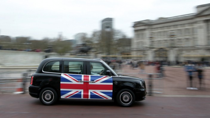 Black Cabs mit E-Motor: Summend vorbei am Buckingham Palace: Ein Exemplar der neuen Black-Cab-Generation fährt durch London.
