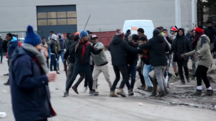 Frankreich: Dieses Foto einer Videoaufnahme zeigt die Konfrontation zwischen Flüchtlingen aus Afghanistan und Eritrea in Calais.