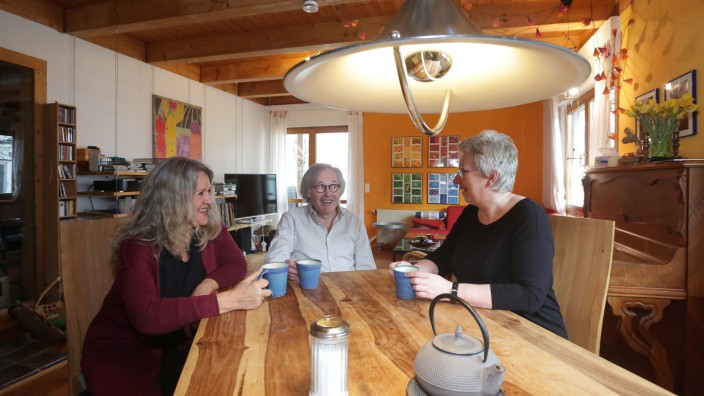 Senioren-Wohnenprojekt : Mitstreiter für ihr alternatives Wohnprojekt in Massenhausen suchen Regina und Alexander Rehklau und Brigitte Jekat (von links).