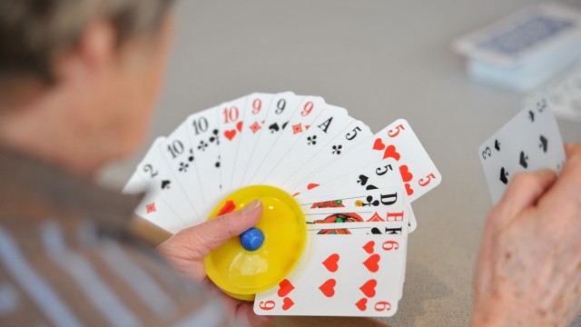 Biografie: Die Spieler*innen sind ausgestattet mit professionellen Kartenhaltern.