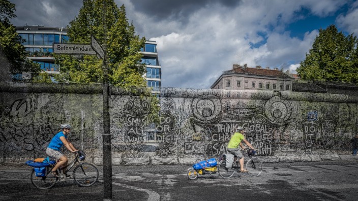 FOTOMONTAGE The Berlin Wall is gone as long as it existed Berliner Mauer Geschichte Bau und F