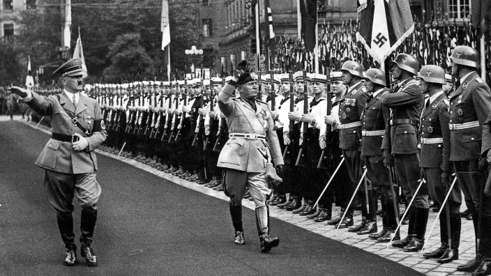 Hitler und Mussolini beim Abschreiten der Ehrenkompanien in München 1937