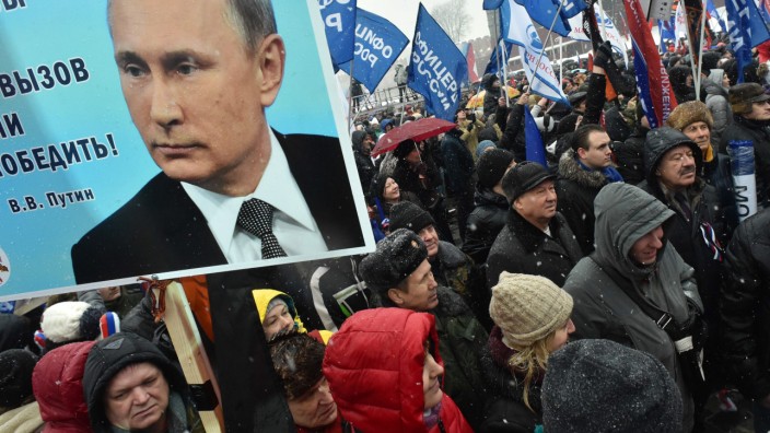 Präsidentschaftswahl in Russland: "Russland in meinem Herzen": Teilnehmer einer Pro-Putin-Demonstration am Samstag im Zentrum Moskaus.