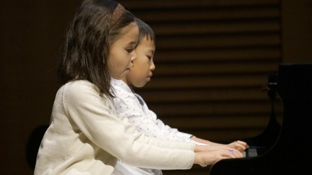 Talente: Zoé Faust und Lucas Kaisen Luo zeigen im August-Everding-Saal auf dem Klavier, was sie können.