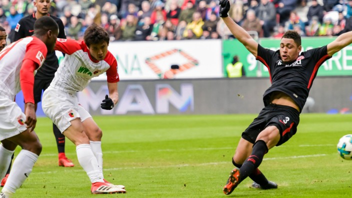 Bundesliga: Gebannte Blicke: Der Augsburger Ja-Cheol Koo (Zweiter von rechts) erzielt das 1:0 gegen Eintracht Frankfurt.