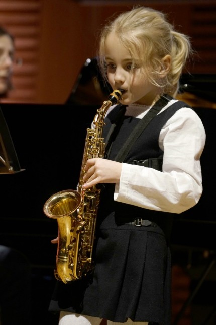 Talente: Nevia Carina Wohland spielt bei "Jugend musiziert" in Grünwald Saxofon.