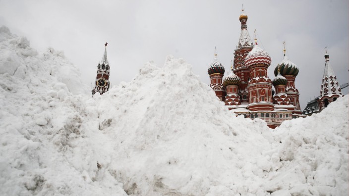 Massiver Wintereinbruch: Der Neuschnee konkurriert mit den Sehenswürdigkeiten am Roten Platz in Moskau - der Spasski-Turm und die Basilius-Kathedrale im Hintergrund.