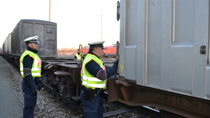 Flüchtlinge: Münchner Bundespolizisten suchen bei ihren Güterzugkontrollen nach Flüchtlingen.