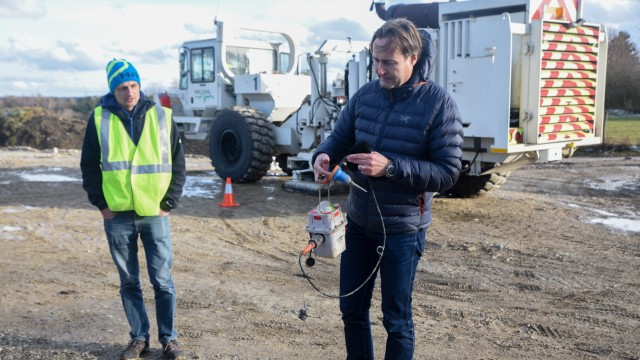Geothermie: IEP-Geschäftsführer Helmut Mangold hält ein Geophon in der Hand. Links: Simon Aldinger vom französischem Seismik-Unternehmen.