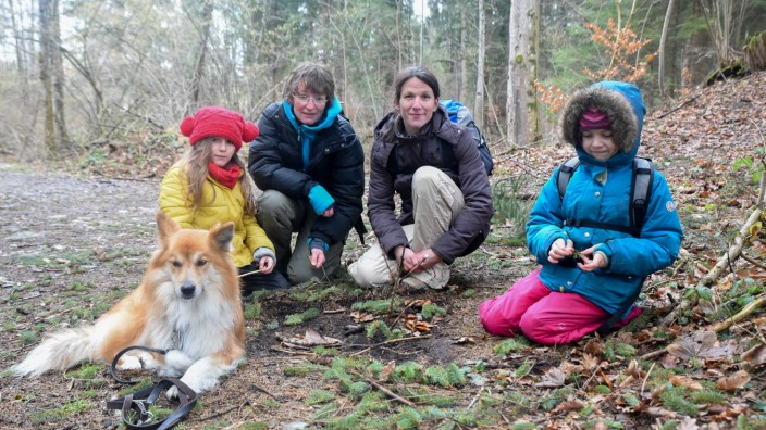Lernprojekt: Sophie (links) und Johanna (rechts) zogen mit Kathrin Lichtenauer (2.v.l.) und Christiana Biron in den Wald. Mit dabei: Hund Dari.