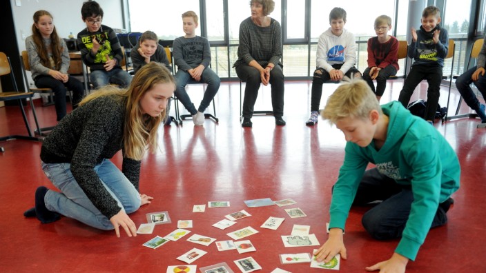Unterschleißheim: Mit Hilfe von Bildkarten lernen die Schüler spielerisch französische Vokabeln und werden zum Sprechen angeregt.