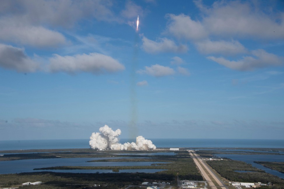 SpaceX launches Falcon Heavy rocket for first time
