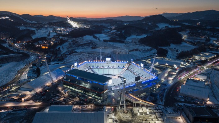 Olympia: Schön weiß überpudert: Pyeongchangs Sportstätten, wie hier das Stadion für Eröffnungs- und Schlussfeier, präsentieren sich optisch im besten Zustand.