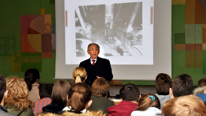 Anne-Frank-Gymnasium: Der Holocaust-Überlebende Abba Naor hielt am Anne-Frank-Gymnasium Erding vor Schülern der neunten Jahrgangsstufe einen Vortrag über sein Leben als junger Mensch.
