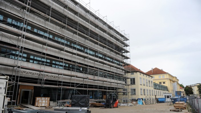 Maxvorstadt: Hinter dem Gerüst wächst das neue Nano-Institut an der Königinstraße in die Höhe.