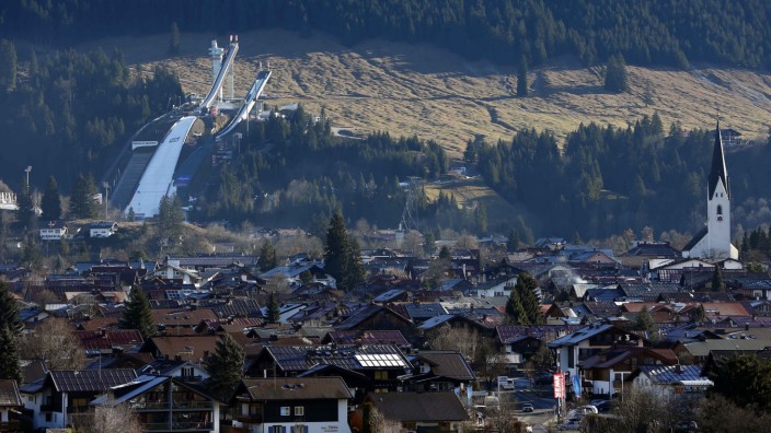 Olympia: Die Gemeinde Oberstdorf mit der Skisprungschanze im Hintergrund.