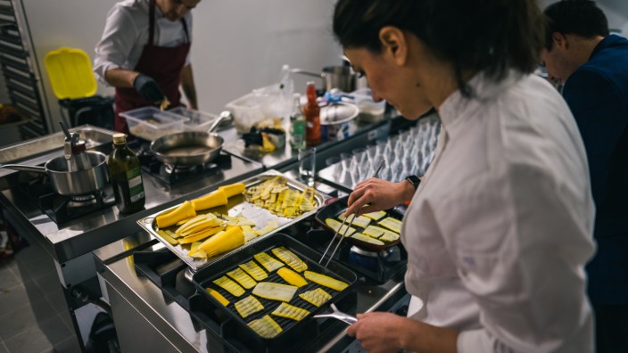 Essen und Trinken: "Gastro-Hub" nennen die Gründer von Bongour ihr Konzept, das man sich wie eine Mischung aus Testküche, Pop-up-Lokal und Lieferdienst vorstellen muss. Foto: Claudio Gonzalez