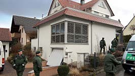 Das Drama von Winnenden: Polizeibeamte stehen am Mittwoch vor dem Wohnhaus des Amokläufers aus Winnenden in Weiler zum Stein.