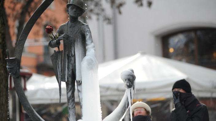 Der Tag in München: Viktualienmarkt, Karl-Valentin Brunnen im Eis, Kälte....2.Februar 2012, Foto : C : Stephan Rumpf