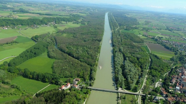Energiewende: Im Tittmoninger Becken gleicht das Bett der Salzach einem engen Kanal von exakt 114 Metern Breite. Trotzdem gilt sie als letzter länger frei dahinfließender Voralpenfluss in Bayern.