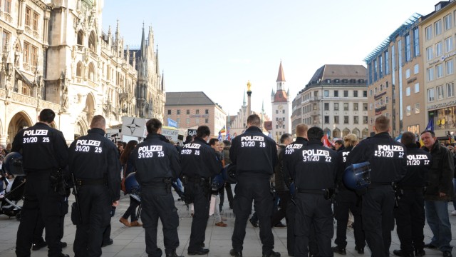 Polizeikräfte bei Demonstration gegen die Münchner Sicherheitskonferenz, 2014