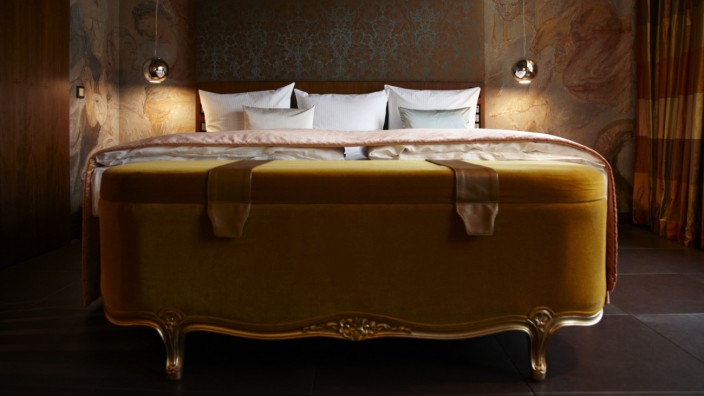 Tourismus: Wer in diesem Bett einschlafen will, darf nicht knauserig sein. Gut 18 000 Euro kostet die Royal Ludwig Suite im Hotel Vier Jahreszeiten.