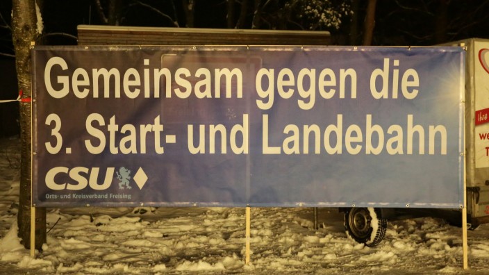 CSU-Neujahrstreffen im Schafhof: Beim Neujahrsempfang der CSU im Schafhof sorgte das Plakat der Partei mit der Inschrift "Gemeinsam gegen die Start- und Landebahn" für einigen Unmut.