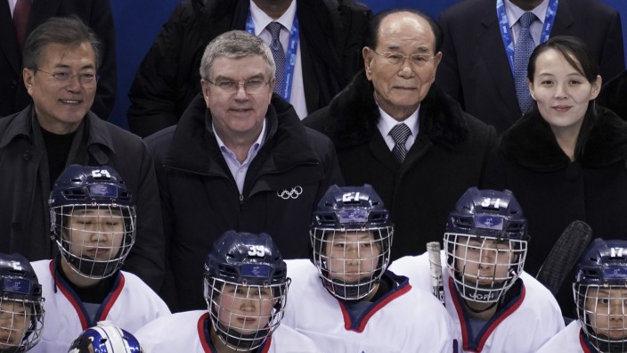 Olympia: Der südkoreanische Präsident Moon Jae-in (links), IOC-Präsident Thomas Bach (zweiter von links) und Kim Yo Jong, Schwester von Kim-Jong-un (ganz rechts).