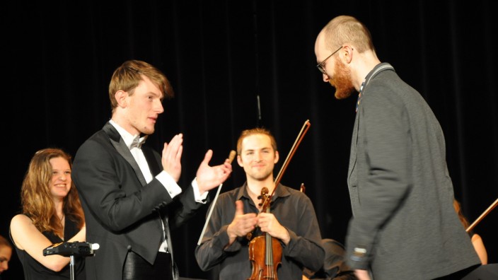 Vielversprechendes Ensemble: Dirigent Maximilian Leinekugel (links) und Komponist Maximilian Zimmermann freuen sich gemeinsam am Applaus für die Uraufführung.