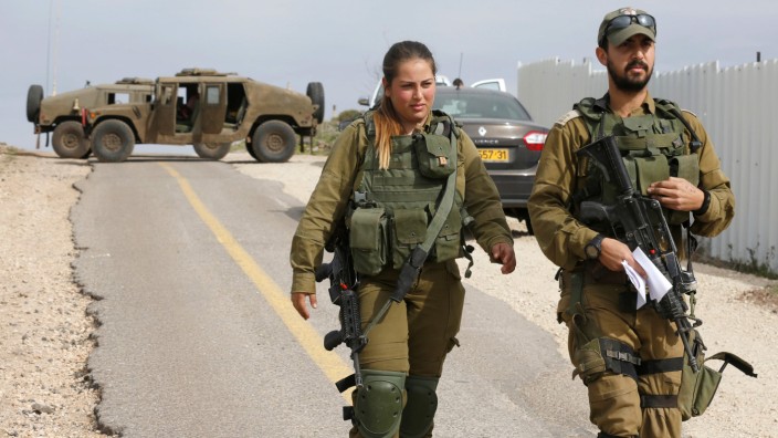 Israel und Syrien: Israels Armee blockiert eine Straße auf den Golanhöhen.