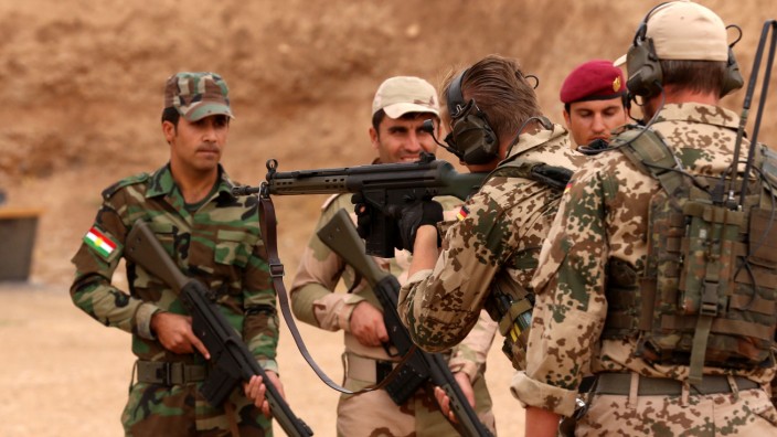 Sicherheitspolitik: Bundeswehrsoldaten bei der Ausbildung kurdischer Peschmerga.