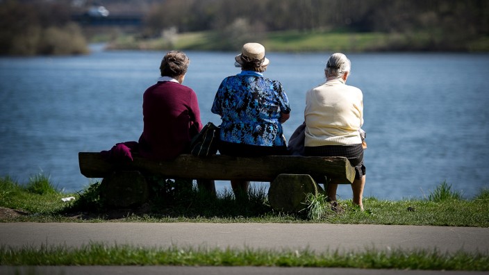 Drei Rentnerinnen genießen das Frühlingswetter in Bochum.