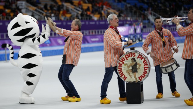Holland: „Es soll gemütlich werden. Das ist nur mit der Kleintje-Pils-Gruppe möglich“, sagt der Trommler der Kleintje-Pils-Gruppe, die in Südkorea in den Eispausen aufs Eis geschickt wird, um die vielen Medaillen der niederländischen Eisschnellläufer zu feiern.