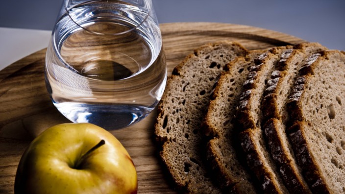 Aschermittwoch: Fastenmahl oder medizinische Diät: Trockenes Brot, ein Apfel und Wasser erfüllen wohl beide Ansprüche.