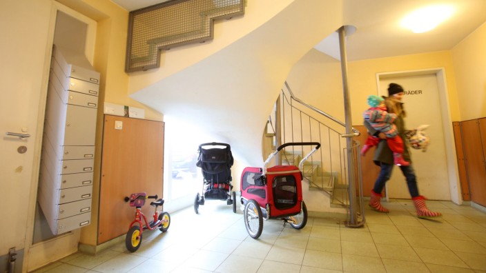 Kinderwagen darf im Hausflur vor Kellertür abgestellt werden