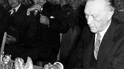 60 Jahre BRD: Konrad Adenauer bei der Unterzeichnung des Grundgesetzes für die Bundesrepublik Deutschland am 23. Mai 1949.