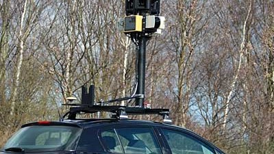 Proteste gegen "Google Street View": Kameras auf dem Dachgepäckträger der "Street View Cars" nehmen Fotos in einer 360-Grad-Rundumsicht auf.