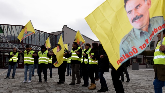 Münchner Sicherheitskonferenz: Demonstranten schwenkten im vergangenen Jahr in Unterschleißheim Fahnen mit dem Bild Abdullah Öcalans mit der Forderung, ihn freizulassen.