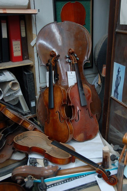 Violinen der Hoffnung: Ohne Saiten, zerkratzt und demoliert - so sehen die Violinen aus, wenn die Weinsteins sie bekommen.