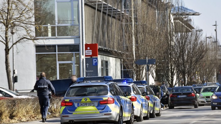 Polizei: Mit vereinten Kräften: das Jobcenter Fürstenfeldbruck am Mittwochvormittag.