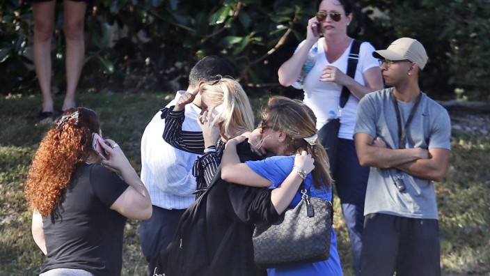 Schießerei in Florida: Vor der „Marjory Stoneman Douglas High School“ in Parkland in Florida warteten ängstliche Angehörige auf aus dem Gebäude fliehende Schüler.