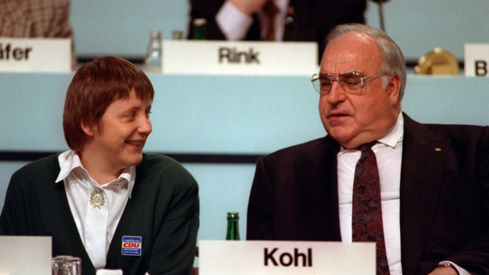 Die CDU-Politiker Helmut Kohl und Angela Merkel 1991 während des Parteitags in Dresden.