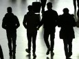 Umrisse einer Gruppe unbegleiteter junger Männer im Hauptbahnhof München Bayern Deutschland