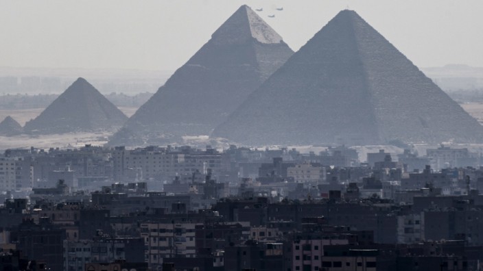Bedrohte Sehenswürdigkeit: Die Stadt rückt an die Pyramiden heran.